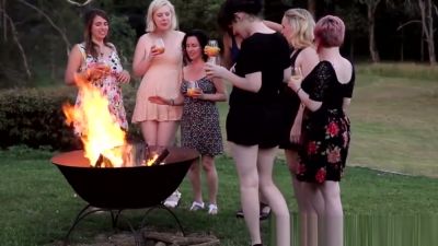 Australian lesbians get intimate around a campfire in the woods - yesvids.com - Australia