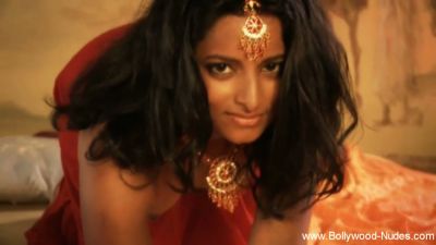 Dark-haired Indian mistress glows in red silk and gold under warm candlelight - yesvids.com - India