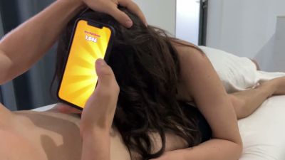 Curvy brunette gives her boyfriend a blowjob while he plays games in bed - yesvids.com