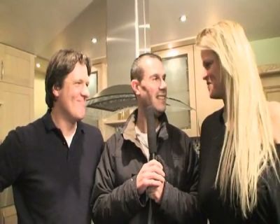 Blonde with fishnets gives kitchen blowjob while wearing shiny boots - yesvids.com - Germany - Czech Republic