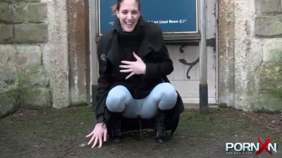 Blonde in tight yoga leggings exposes herself boldly in public outdoor spots around the city - yesvids.com