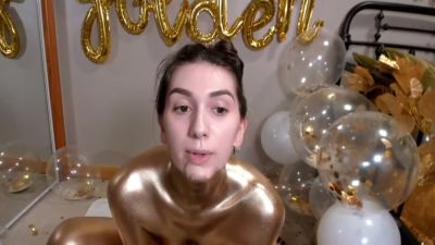 Brunette cam girl celebrates her birthday with gold body paint and toys - yesvids.com - Usa