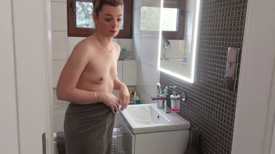 Blonde MILF receives a cash on delivery package that leads to intimate moments - yesvids.com