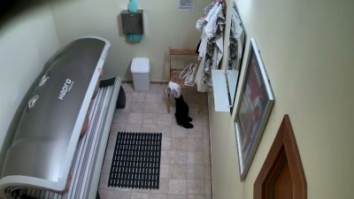 Solo woman explores herself under the glow of a tanning bed - yesvids.com