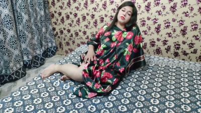 Pakistani milf explores her wet pussy with fingers on the bed - yesvids.com - Pakistan