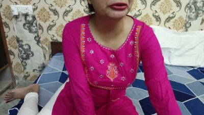 Pakistani wife alone in bedroom explores herself after tense family moment - yesvids.com - India - Pakistan