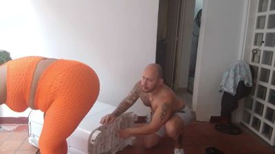 Venezuelan woman catches more than just a repairman when her vintage washer breaks down - yesvids.com - Venezuela