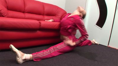 European brunette shows off incredible flexibility in passionate 69 session - yesvids.com