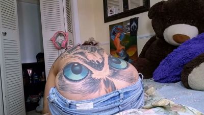 Tattooed stepmom bends over painting nails, revealing her wide backside - yesvids.com