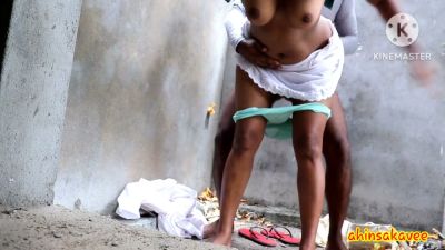 Passionate outdoor encounter between a Sri Lankan woman and her Indian lover - yesvids.com - India - Sri Lanka