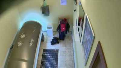 Teen with long black hair masturbates in a solarium while reaching for a shelf - yesvids.com
