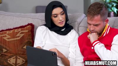 Modest Muslim student breaks taboo with passionate encounter with classmate - yesvids.com