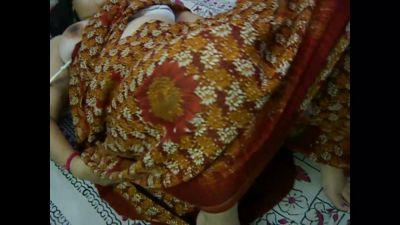 Mature Indian wife Velamma pleasures herself in bed with fingers - yesvids.com - India