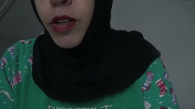 Egyptian hotwife in black hijab tempts another man while her husband watches - yesvids.com - Egypt