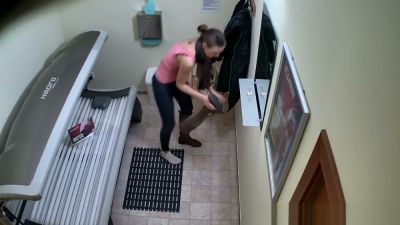 Czech woman masturbates openly in a public solarium - yesvids.com - Czech Republic