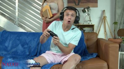 Blow Job - Valentina surprises her gamer boyfriend with deep throat and takes his creampie - yesvids.com