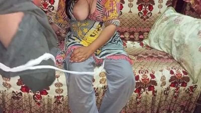 Indian brunette MILFs husband visits while her sister is over - yesvids.com - India
