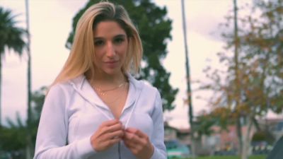 Xochi prepares her oiled ass for deep anal penetration - yesvids.com