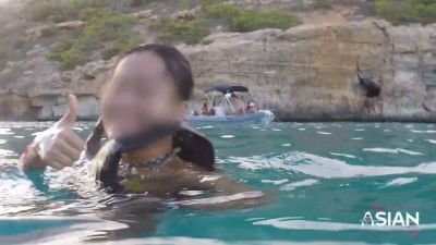 Chinese woman explores her body underwater during a beachside photo session - yesvids.com - Japan - China