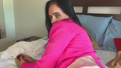 Dark-haired exhibitionist guides viewers with her feet and pussy - yesvids.com