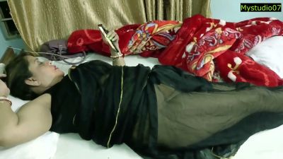 Petite Indian woman shares intense kiss during rough hospital bed encounter - yesvids.com - India