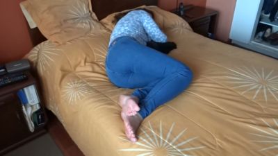 Alone on the yellow bed she pulls down her jeans and touches herself - yesvids.com