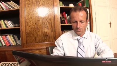 Office seduction begins with a kiss and ends with her on her knees - yesvids.com