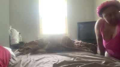 Amateur BBW enjoys herself alone on a sunlit bed - yesvids.com
