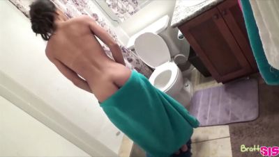 Alex Adams - Aria Skye Punishes Her Boyfriend with a Deep Throat Handjob - veryfreeporn.com - Britain