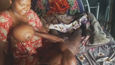 Desi Housewife Gives Sensual Handjob with Oil - veryfreeporn.com - India