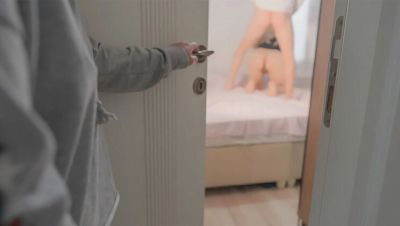 Stepdad Catches Stepdaughter Fucking Stepmom - Homemade Threesome - veryfreeporn.com - Turkey