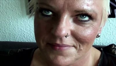 French Mature Lady Shows Off Her Blowjob Skills - veryfreeporn.com - France