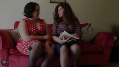 Curvy Mature Friends Sarah Jane & Gilly Sampson Play with Each Other - veryfreeporn.com - Britain