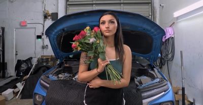 Brunettes Gi and Alexa take turns sucking each other off in a random guy's garage - alphaporno.com