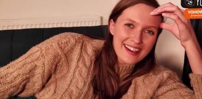 Amateur brunette drains on her sofa - ah-me.com