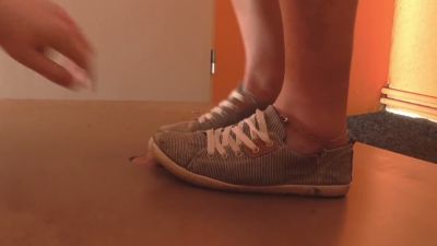 Amateur foot fetish session ends with cumshot on bare feet - yesvids.com