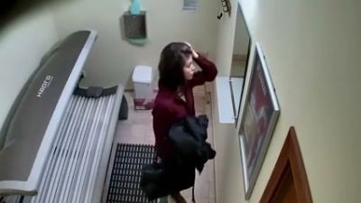 MILF caught masturbating in a tanning bed on hidden camera - yesvids.com
