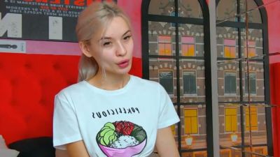 Blonde solo artist performs an intimate live webcam show from her urban-themed room - yesvids.com
